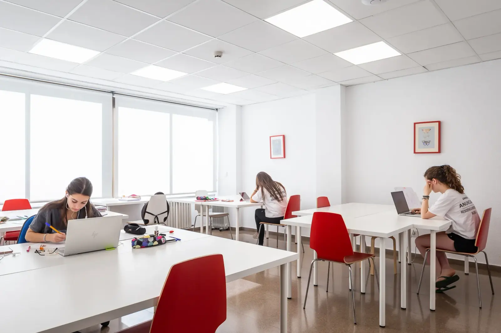 Residentes estudiando en una sala de estudio de Anunciata