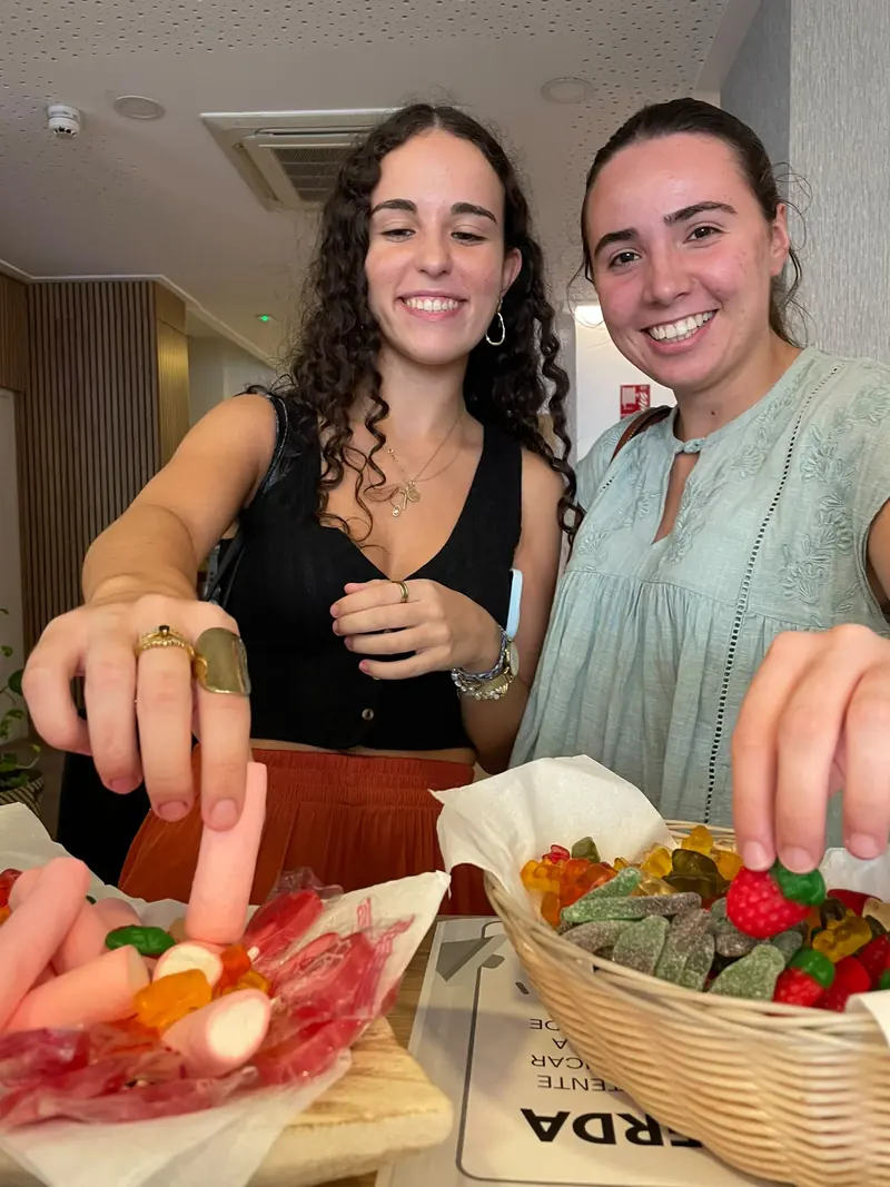 Dos residentes cogiendo dulces en una celebración