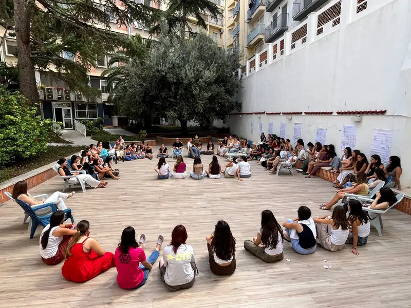 Actividad en círculo en el patio arbolado de la residencia