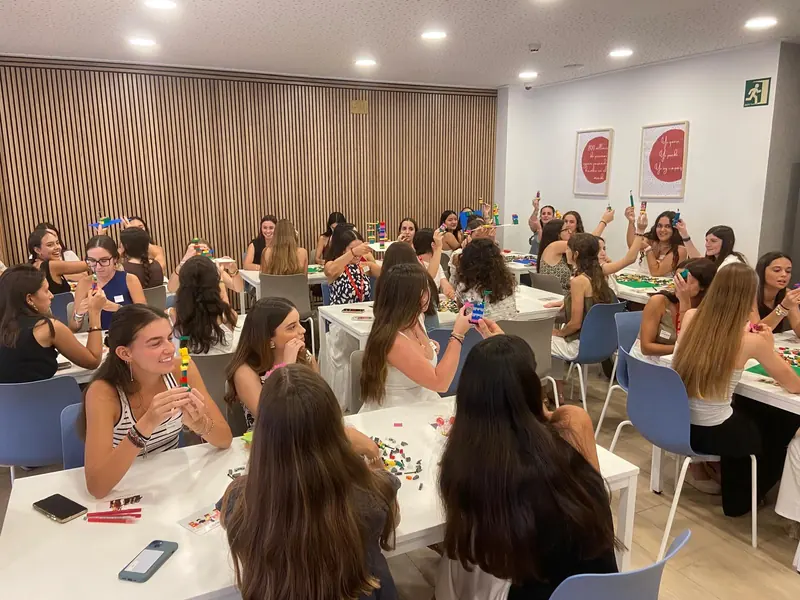 Residentes en el comedor durante una actividad por equipos
