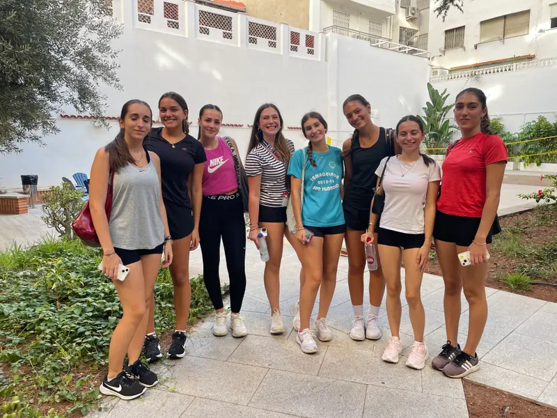 Grupo de residentes con ropa de deporte en el patio