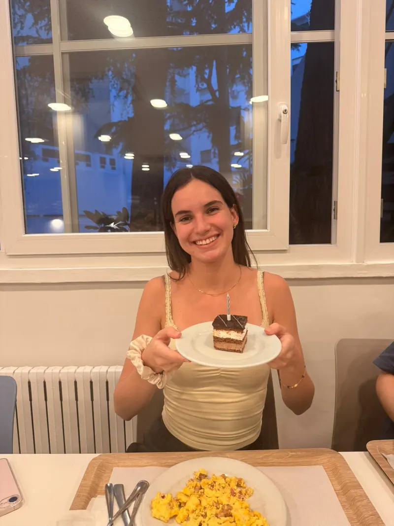 Una residente con un trozo de tarta en el comedor
