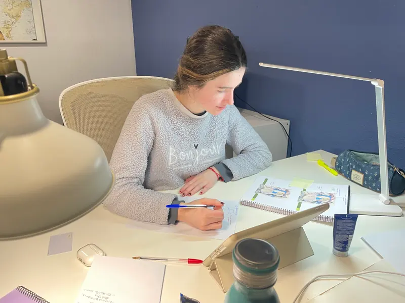 Una residente estudiando en su escritorio